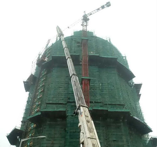 淳化吊车在工地上作业